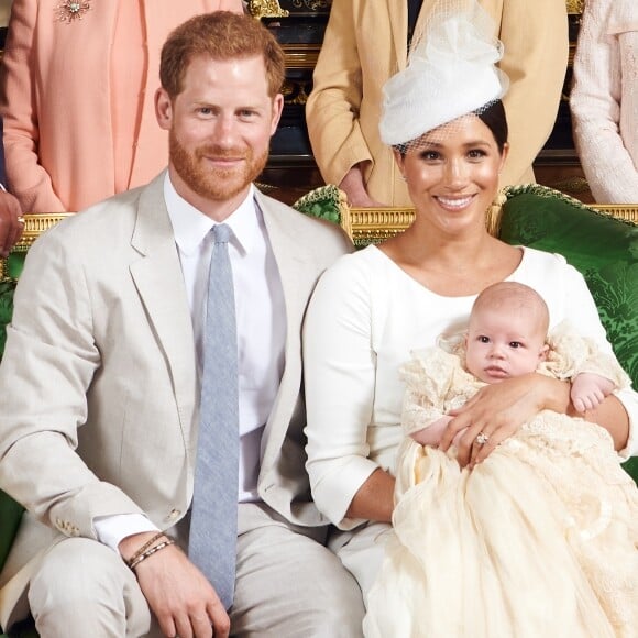 Meghan Markle, duchesse de Sussex, et le prince Harry en famille lors du baptême de leur fils Archie Mountbatten-Windsor le 6 juillet 2019 dans le Salon Vert au château de Windsor, entourés de la duchesse Camilla de Cornouailles, la duchesse Catherine de Cambridge, le prince Charles, Doria Ragland, Lady Jane Fellowes, Lady Sarah McCorquodale et le prince William, photographiés par Chris Allerton. ©Chris Allerton/SussexRoyal/PA Photos/Bestimage