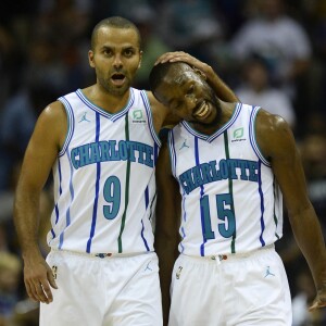 Tony Parker et Kemba Walker lors d'un match des Charlotte Hornets contre les Milwaukee Bucks le 17 octobre 2018.