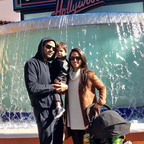 Tony Parker et sa femme Axelle avec leurs fils Josh (dans les bras de papa) et Liam (dans sa poussette) aux studios Universal à Los Angeles en février 2017.