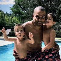 Tony Parker assorti avec ses fils en vacances