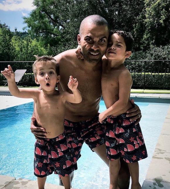 Tony Parker s'amuse avec ses deux enfants Josh et Liam (Août 2019).