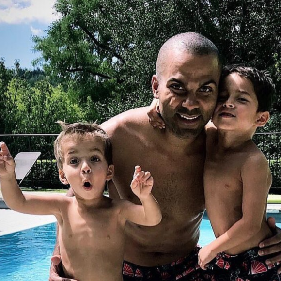 Tony Parker s'amuse avec ses deux enfants Josh et Liam (Août 2019).