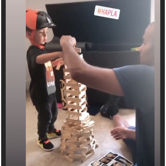 Tony Parker s'amuse avec ses deux enfants Josh et Liam (Août 2019).