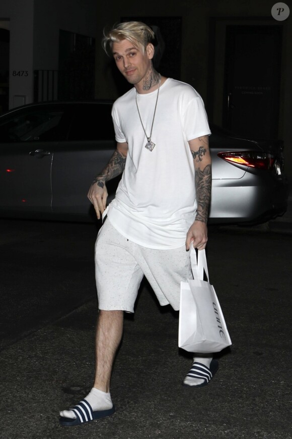 Aaron Carter quitte un salon de coiffure avec des papillotes sur la tête à Los Angeles le 22 janvier 2018.