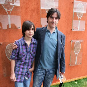 Archives - Yvan Attal et son fils Ben lors de la finale du tournoi de tennis de Roland Garros à Paris, le 6 juin 2010.