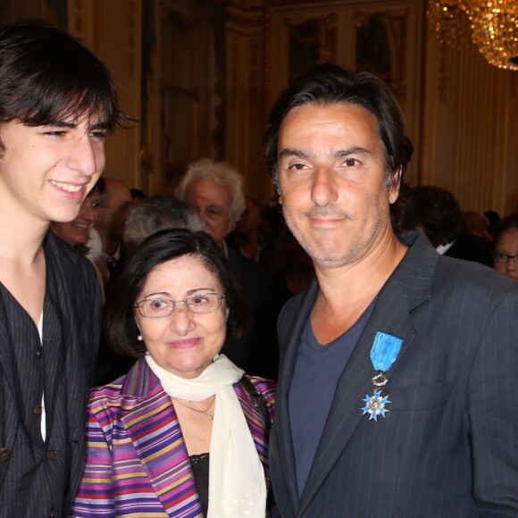 Yvan Attal, son fils Ben et sa mere - Yvan Attal recoit les insignes de Chevalier de l'ordre national du Merite et profite de l'occasion pour demander publiquement en mariage Charlotte Gainsbourg au ministere de la culture a Paris le 19 juin 2013.