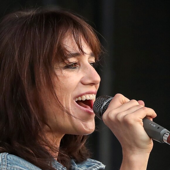 Charlotte Gainsbourg en concert au Mosaic Music 2019 sur l'île Nouvelle-Hollande à Saint-Pétersbourg, Russie, le 2 juillet 2019.
