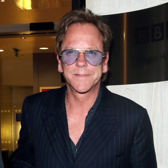 Kiefer Sutherland quitte la BBC Radio 2 avec ses musiciens à Londres le 1er aout 2019.