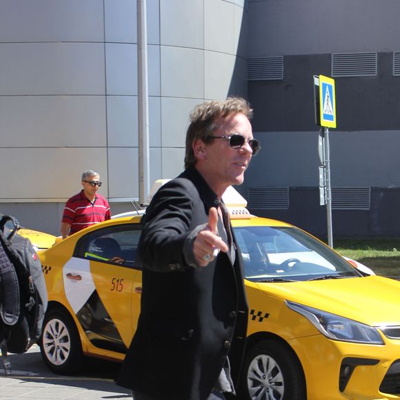 Kiefer Sutherland s'allume une cigarette à son arrivée à l'aéroport de Moscou, Russie, le 13 juin 2019.