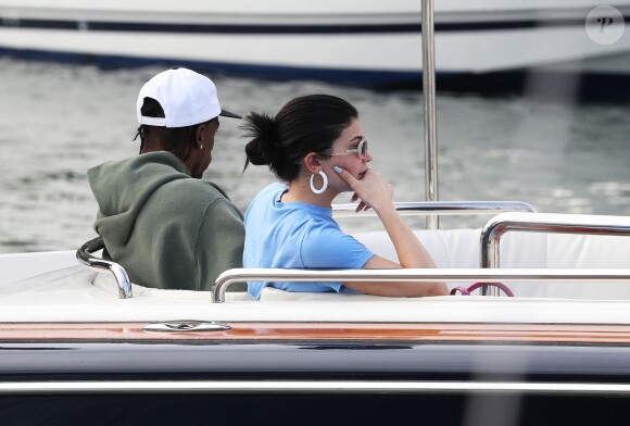 Kylie Jenner, son compagnon Travis Scott en vacances à Monaco, le 16 août 2019. Kylie et Travis essaient de se cacher des photographes.