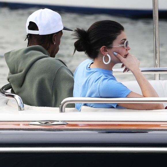 Kylie Jenner, son compagnon Travis Scott en vacances à Monaco, le 16 août 2019. Kylie et Travis essaient de se cacher des photographes.