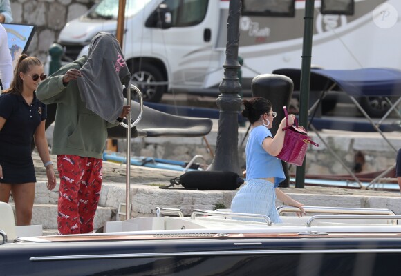 Kylie Jenner, son compagnon Travis Scott en vacances à Monaco, le 16 août 2019. Kylie et Travis essaient de se cacher des photographes.