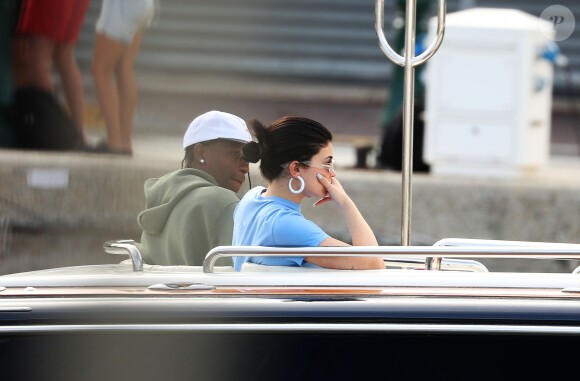 Kylie Jenner, son compagnon Travis Scott en vacances à Monaco, le 16 août 2019. Kylie et Travis essaient de se cacher des photographes.