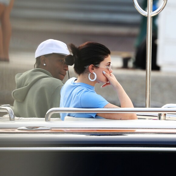 Kylie Jenner, son compagnon Travis Scott en vacances à Monaco, le 16 août 2019. Kylie et Travis essaient de se cacher des photographes.