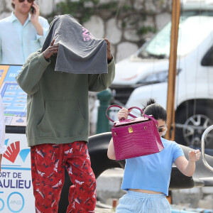 Kylie Jenner, son compagnon Travis Scott en vacances à Monaco, le 16 août 2019. Kylie et Travis essaient de se cacher des photographes.