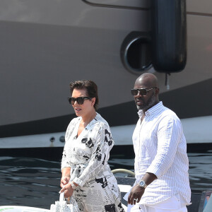 Kris Jenner et son compagnon Corey Gamble en vacances à Monaco, le 16 août 2019.
