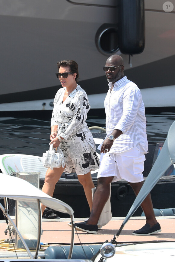 Kris Jenner et son compagnon Corey Gamble en vacances à Monaco, le 16 août 2019.