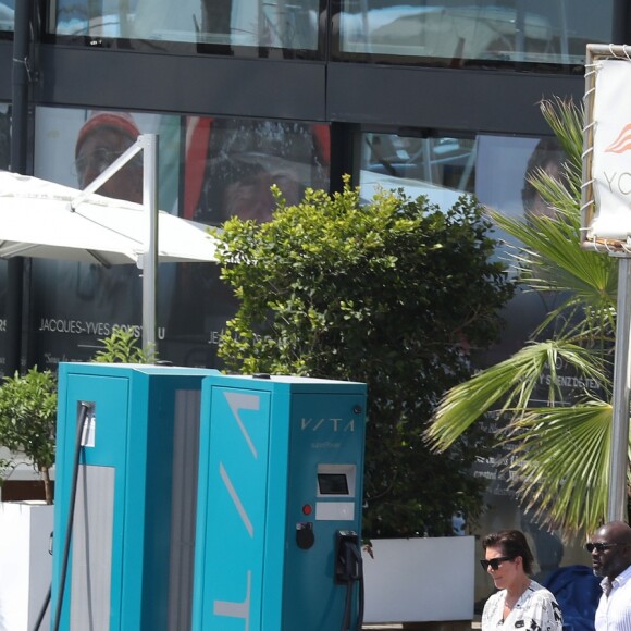 Kris Jenner et son compagnon Corey Gamble en vacances à Monaco, le 16 août 2019.