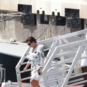 Kris Jenner et son compagnon Corey Gamble en vacances à Monaco, le 16 août 2019.