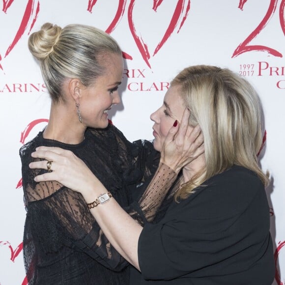 Laeticia Hallyday ("Femme de Coeur 2017" par Clarins pour son engagement humanitaire) et Hélène Darroze - Le Prix Clarins pour l'enfance fête ses 20 ans et récompense sa nouvelle femme de coeur L.Hallyday pour son association La Bonne Étoile à l'hôtel Salomon de Rothschild à Paris, France, le 14 mars 2017. Pour cette 20ème édition anniversaire, le Groupe Clarins accueille avec plaisir L. Hallyday dans son cercle de femmes de coeur pour ses actions auprès des enfants et s'engage à la soutenir dans ses projets à venir. Depuis dix ans déjà, L. Hallyday consacre une énergie sincère à la cause de l'enfance, d'abord à travers son rôle d'ambassadrice de l'UNICEF puis en créant en 2012 avec H. Darroze l'association " La Bonne Étoile " dont le but n'est autre que de changer le quotidien des enfants laissés pour compte, souvent orphelins, atteints de maladies ou de handicaps, et de leur offrir une vie décente, remplie de joies et d'espoir. Écoles, orphelinats, dispensaires pédiatriques, participation à l'aide d'urgence alimentaire, elle n'a eu de cesse ces quatre dernières années de faire aboutir d'importants projets au Vietnam et d'offrir du concret à tous ces enfants en souffrance. © Borde-Jacovides/Bestimage