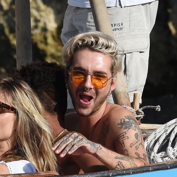 Exclusif - Heidi Klum et son mari Tom Kaulitz se rendent au célèbre et étonnant site "grotta Azzurra" (grotte bleue) de Capri, accessible uniquement par petits bateaux, le 5 août 2019 à Capri, Italie. En dépit des avertissements, Heidi, ses enfants Helene, Johan, Lou, Henry Samuel, son mari Tom Kaulitz, Bill Kaulitz n'ont pas manqué l'occasion de sauter dans l'eau de la grotte pendant la visite, alors que ceci est totalement interdit et l'amende pour cette infraction peut aller jusqu'à 6000€. A la sortie de la grotte, la police, probablement tenue au courant, prenait des photos du groupe visiblement très humide (Les preuves étaient des cheveux et un maillot de bain mouillé) !!!! . La police s'est disputé avec les marins des petits bateaux.