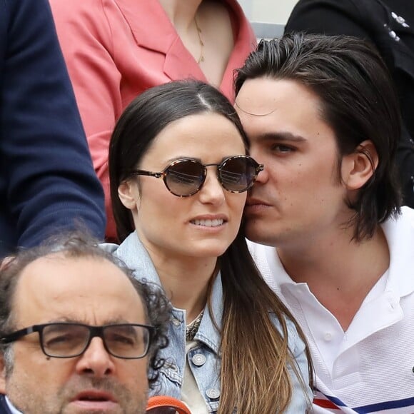 Capucine Anav et son compagnon Alain-Fabien Delon dans les tribunes lors des internationaux de tennis de Roland Garros à Paris, France, le 30 mai 2019. © Jacovides-Moreau/Bestimage