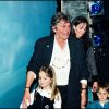 Archives - Alain Delon avec sa femme Rosalie et ses enfants, Anouhcka et Alain-Fabien, au théâtre Marigny, Paris, le 9 novembre 1996.