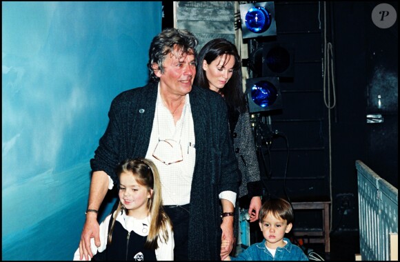 Archives - Alain Delon avec sa femme Rosalie et ses enfants, Anouhcka et Alain-Fabien, au théâtre Marigny, Paris, le 9 novembre 1996.