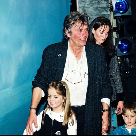 Archives - Alain Delon avec sa femme Rosalie et ses enfants, Anouhcka et Alain-Fabien, au théâtre Marigny, Paris, le 9 novembre 1996.