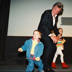 Archives - Alain Delon et ses enfants, Anouhcka et Alain-Fabien, à la Cinémathèque de Paris, le 1er janvier 1996.