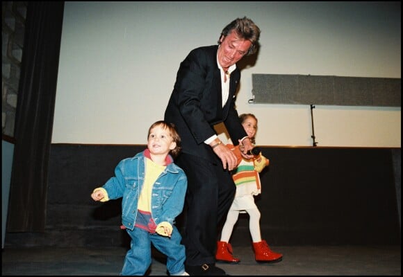 Archives - Alain Delon et ses enfants, Anouhcka et Alain-Fabien, à la Cinémathèque de Paris, le 1er janvier 1996.