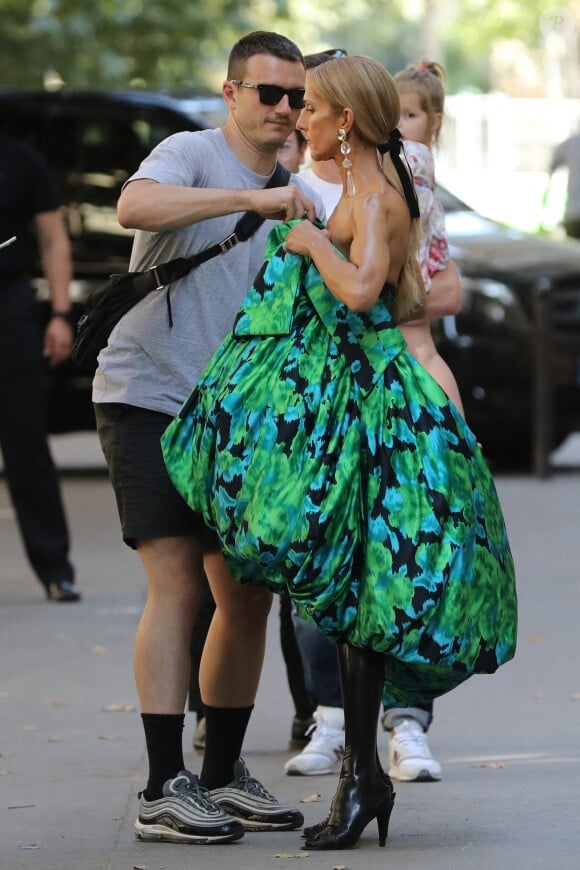 Céline Dion dans les rues de Paris, en plein shooting pour CR, le 30 juin 2019.