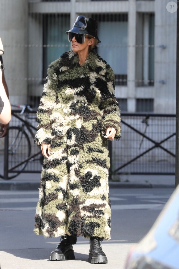 Céline Dion dans les rues de Paris, en plein shooting pour CR, le 30 juin 2019.