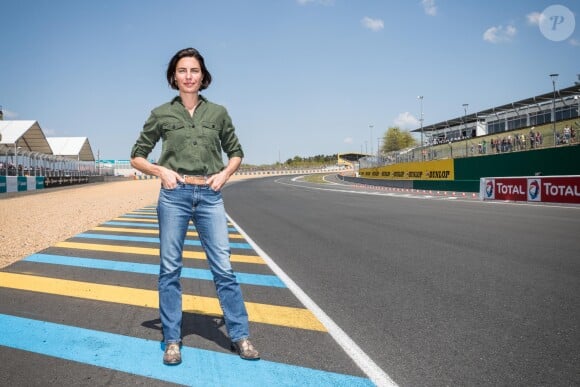 Exclusif - Alessandra Sublet, qui a récemment passé son permis Moto, a assisté pour la première fois à la 42e édition des 24 Heures Motos ce week-end. Après être venue de Paris en moto, elle a pu découvrir les coulisses de cet événement. Son programme a été intense : baptême de piste sur le circuit Bugatti, parade, rencontre de l'équipage 100% féminin (le Girls Racing Team avec notamment la jeune M. Coignard) et de Lil'Viber qui a participé à la Women's Cup. Elle a également pu passer des nombreux moments avec les spectateurs venus en nombre ou encore assister à un relais de nuit dans le team Suzuki. Le Mans du 19 au 20 Avril 2019. © Cyril Moreau / Bestimage