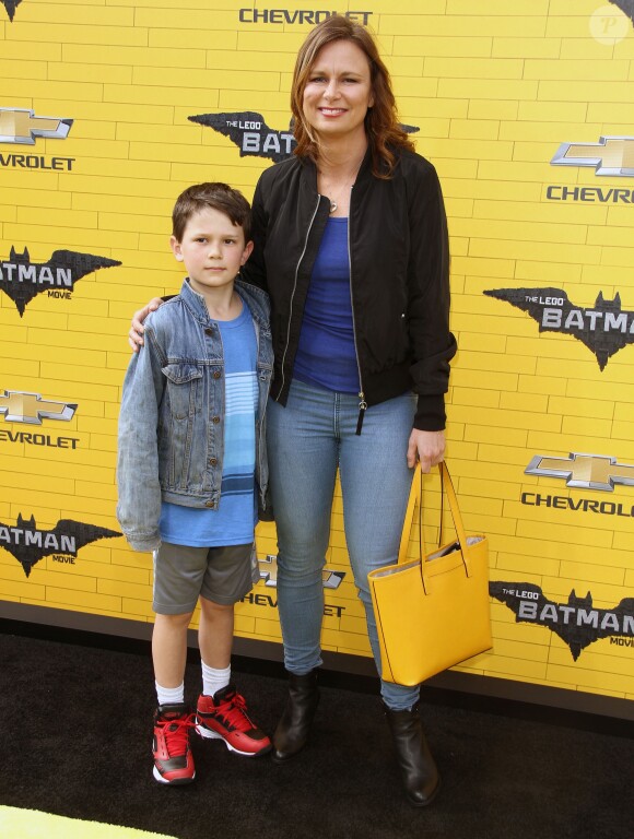 Mary Lynn Rajskub et son fils Valentine Anthony Rolph à la première de ''The LEGO Batman Movie' au théâtre Regency Village à Westwood, le 4 février 2017
