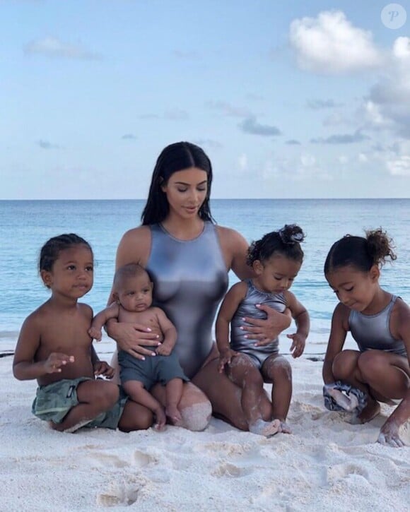 Kim Kardashian et ses enfants sur Instagram.