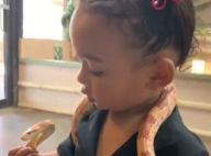 Kim Kardashian laisse sa fille Chicago (1 an et demi) jouer avec des serpents