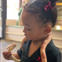 Kim Kardashian laisse sa fille Chicago (1 an et demi) jouer avec des serpents