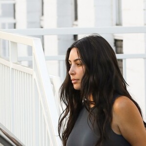 Exclusif - Kim Kardashian porte un sac XXS en balade dans le quartier de Beverly Hills à Los Angeles, le 21 août 2019