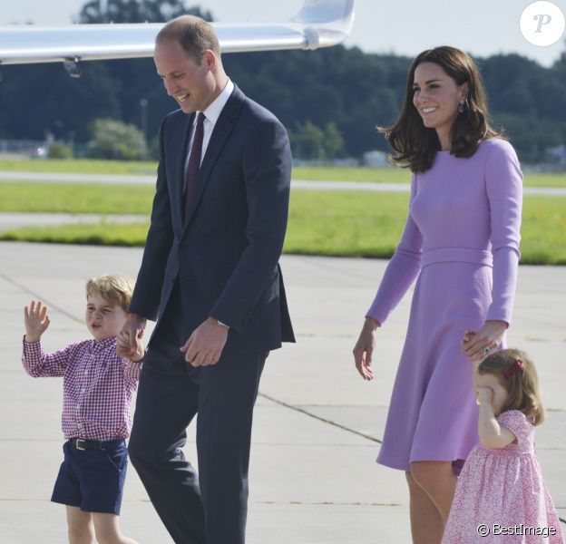 Le prince William, duc de Cambridge, Catherine Kate Middleton, duchesse de Cambridge et leurs enfants le prince George de Cambridge et la princesse Charlotte de Cambridge lors de leur départ à l'aéroport de Hambourg, le 21 juillet 2017, après leur visite officielle en Allemagne.