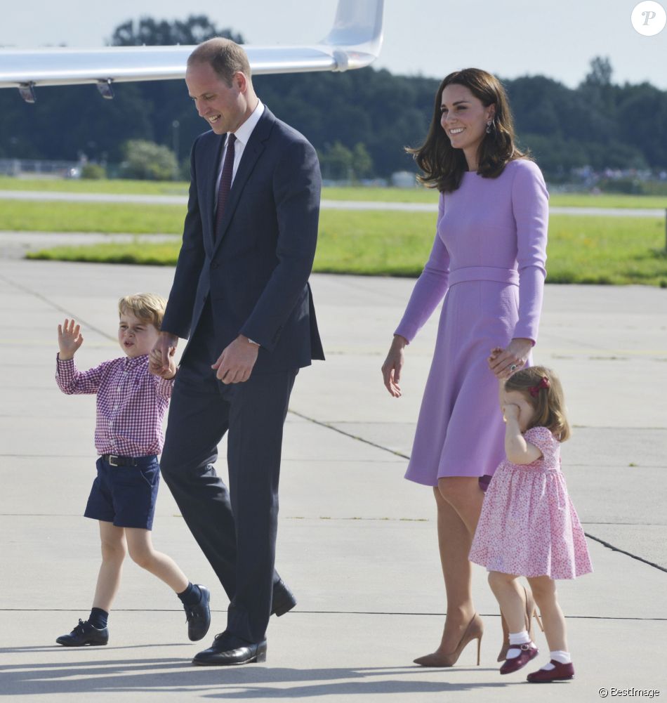 Le prince William, duc de Cambridge, Catherine Kate Middleton, duchesse de Cambridge et leurs enfants le prince George de Cambridge et la princesse Charlotte de Cambridge lors de leur départ à l&#039;aéroport de Hambourg, le 21 juillet 2017, après leur visite officielle en Allemagne.