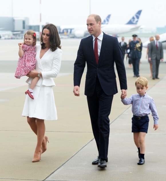 Kate Catherine Middleton, duchesse de Cambridge, la princesse Charlotte, le prince William, duc de Cambridge, et le prince George - Le couple princier d'Angleterre à leur arrivée à l'aéroport Chopin à Varsovie, à l'occasion de leur voyage de deux jours en Pologne. Le 17 juillet 2017