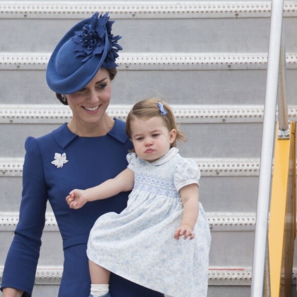 Le prince William et Catherine Kate Middleton, la duchesse de Cambridge arrivent à l'aéroport de Victoria avec leurs enfants le prince Georges et la princesse Charlotte, accueillis par le premier ministre Justin Trudeau et sa femme Sophie Grégoire Trudeau dans le cadre de leur visite officielle au Canada, le 24 septembre 2016.