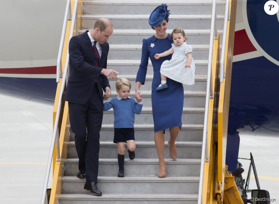 Le prince William et Catherine Kate Middleton, la duchesse de Cambridge arrivent à l&#039;aéroport de Victoria avec leurs enfants le prince Georges et la princesse Charlotte, accueillis par le premier ministre Justin Trudeau et sa femme Sophie Grégoire Trudeau dans le cadre de leur visite officielle au Canada, le 24 septembre 2016.