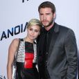 Miley Cyrus et Liam Hemsworth lors de la première du film "Paranoia" à Los Angeles. Le 8 août 2013