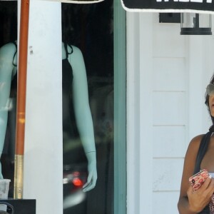 Exclusif - Christina Milian, enceinte, à la sortie du salon de coiffure "Drybar" à Los Angeles, le 22 août 2019.