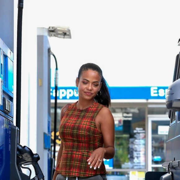 Exclusif - Christina Milian, enceinte, met de l'essence dans sa Mercedes-Benz G-wagon dans le quartier de Beverly Hills à Los Angeles, le 22 août 2019.