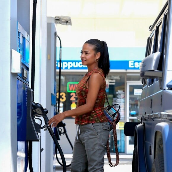 Exclusif - Christina Milian, enceinte, met de l'essence dans sa Mercedes-Benz G-wagon dans le quartier de Beverly Hills à Los Angeles, le 22 août 2019.