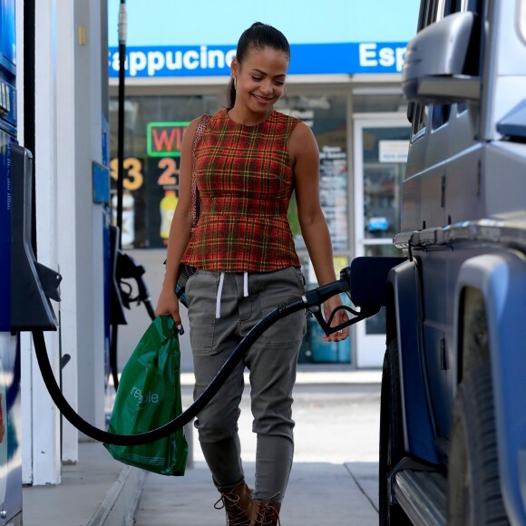 Exclusif - Christina Milian, enceinte, met de l'essence dans sa Mercedes-Benz G-wagon dans le quartier de Beverly Hills à Los Angeles, le 22 août 2019.