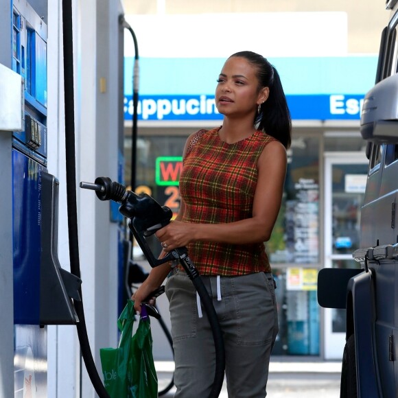 Exclusif - Christina Milian, enceinte, met de l'essence dans sa Mercedes-Benz G-wagon dans le quartier de Beverly Hills à Los Angeles, le 22 août 2019.